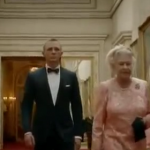 【動画】オリンピック開会式で夢の競演、007とエリザベス女王がスカイダイビングで会場入り