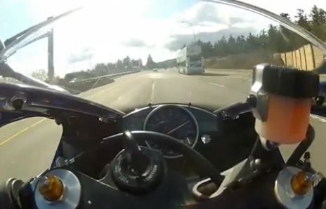 動画 高速道路を時速299キロで暴走 Youtubeで話題のバイカーが警察に自首 カナダ E Storypost