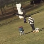 【動画】イヌワシが飛んできて人間の赤ちゃんを連れ去ろうとするミラクルな映像