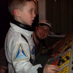 【画像】息子の誕生日プレゼントに手作りの宇宙船を作ってあげたステキなパパがいた