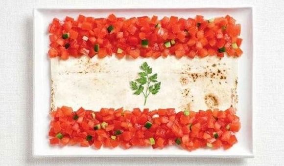 食べ物で作るレバノン国旗