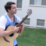 【動画】ドリブルを突きながらギターを奏でる器用なマルチタスク男