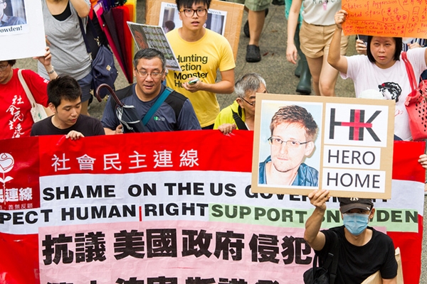 スノーデン支援を訴える香港のデモ