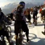 【動画】マウンテンバイクで雪山を駆け下りるのが流行ってるの？