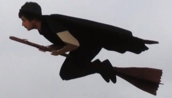 動画 これは欲しい ほうきに乗った魔法使い型のラジコン飛行機 E Storypost