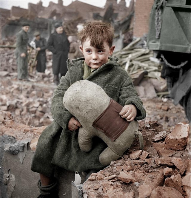 カラー化写真　ぬいぐるみを抱く孤児の少年