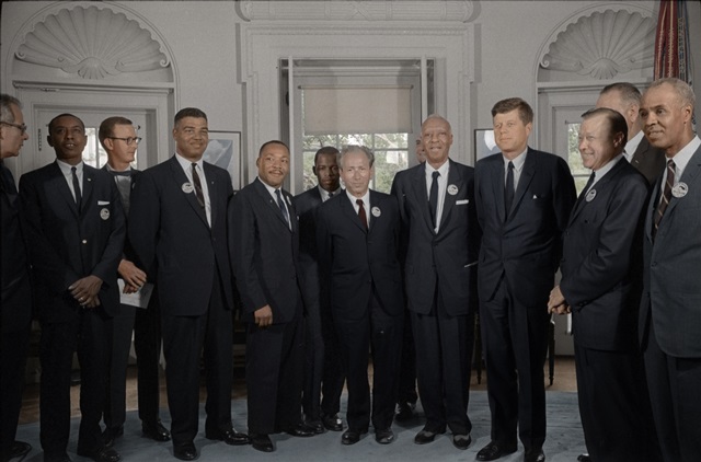 カラー化写真　キング牧師とケネディー大統領