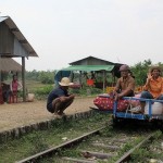 【動画】カンボジアのバンブートレイン、線路上で鉢合わせになった時の対処法が面白い