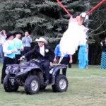 人間スリングショットで飛ぶ！！世界一ワイルドな結婚式ブーケトス