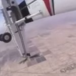 飛行機から飛行機へとスカイダイブする決死のスタント映像