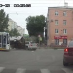 【動画】やっぱりロシア怖い…、まるでやらせのようなハチャメチャ交通事故映像