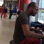 謎のピアノおじさんが『エリーゼのために』でプラハの空港ロビーをサプライズ