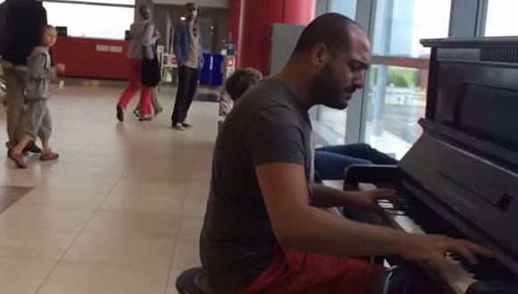 謎のピアノおじさんが エリーゼのために でプラハの空港ロビーをサプライズ E Storypost