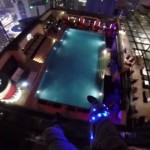 【動画】超高層タワーから屋上プールにベースジャンプ！！