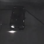 車 vs 駐車場ゲート：　何が起こっているのかさっぱり意味不明な事故映像
