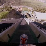 スタントライダーがオリンピックのスキージャンプ台からオートバイで滑空！