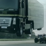 【動画】トレーラートラックがF1カーを飛び越えながらギネス記録のジャンプ
