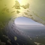 【サーフィン】27秒間のチューブライド　終わらない波のトンネルをくぐり抜ける映像がすごい！！