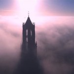 霧の日にマルチコプターで空撮したユトレヒト大聖堂の塔がまるで天空城のよう