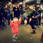 NYCの地下鉄ホームで踊りまくるかわいらしいダンス少女の映像が話題に