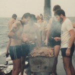 【画像】走行中の潜水艦の上でバーベキューパーティーするオーストラリア海軍