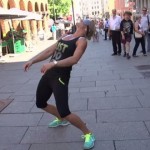【動画】「リンボーダンスやって」と通行人に目隠しさせてそのまま置き去りにする残酷なイタズラ