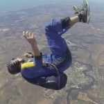 【衝撃映像】フリーフォール中のスカイダイバーが上空2700メートルで気絶