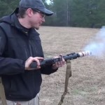 【ガン・グリル】M16自動小銃でベーコンを調理するワイルドなアメリカ人男性