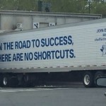 【画像】何とも皮肉な1枚： 「成功への道のりに近道はない」