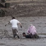 【動画】泥にはまって動けない観光客を体を張って救出するタイ人のヒーロー