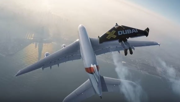 空飛ぶ人間 ジェットマン がドバイの大空をエアバスと編隊飛行 E Storypost