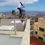 【動画】自転車で急斜面に並ぶ家々の屋根を飛び回る決死のスタント in グラン・カナリア島