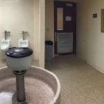 【画像】設計がかなり意味不明なとある米大学のトイレ