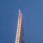 天国への階段： 空に向かって伸びていく500メートルのはしご花火「スカイ・ラダー」