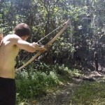 【原始人スタイル】素手で木から弓矢を作り上げる男
