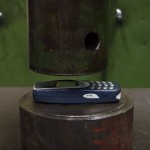 【実験】頑丈すぎる携帯「Nokia 3310」は油圧プレスに耐えられるか？