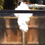 【実験】高熱で液体にした塩を水槽に入れるとどうなる？