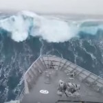 20mの大波にも負けず、嵐の中を突き進むニュージーランドの軍艦