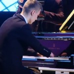 【動画】指のない16歳ピアニスト、美しい演奏でロシアを魅了