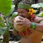 【動画】ポリネシアの酋長が素手でココナッツを剥く方法を実演
