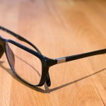 【アメリカ】美術館の床に普通のメガネを置いてみたところ人だかりができた