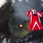【動画】ウィングスーツで活火山の真上を滑空、命がけのスタント