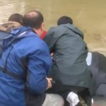 ルイジアナ大洪水： 沈没する車から女性と犬を奇跡的に救出する映像が話題に