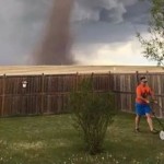 【画像】巨大竜巻も気にせず芝刈りに励むパパ
