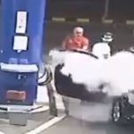 【動画】ガソリンスタンドで喫煙する迷惑客に店員が怒りの制裁